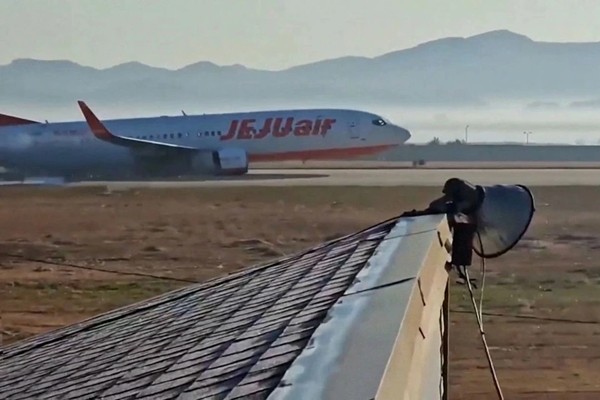 Sáng 29/12, một máy bay  Boeing 737-800 của hãng hàng không Jeju Air, chở tổng cộng 181 hành khách từ Bangkok (Thái Lan), gặp sự cố với càng đáp khi tìm cách hạ cánh xuống sân bay quốc tế Muan, cách thủ đô Seoul (Hàn Quốc) khoảng 288km. Ảnh: Reuters