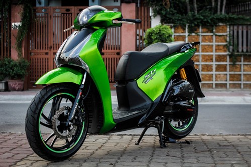 Mẫu Honda SH 2012 được một tay chơi xe Việt độ theo phong cách xe mô tô phân phối lớn Kawasaki Z1000 với lớp sơn màu xanh lá, kết hợp cùng nhiều món đồ chơi, phụ kiện độc đáo.