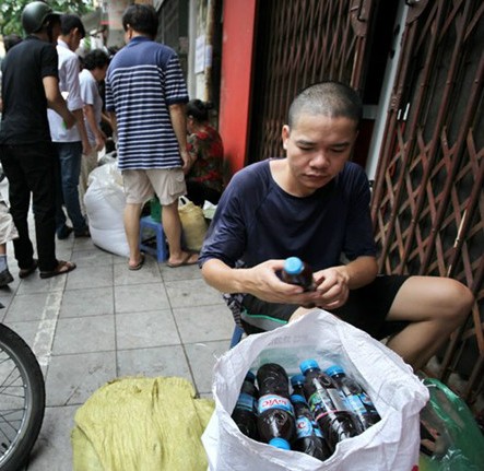 Không có không gian đẹp, không cần bàn ghế cũng chẳng cần chào mời nhưng hàng chè của anh Linh ở ngõ Hàng Chỉ (quận Hoàn Kiếm, Hà Nội) ngày lại ngày vẫn đông khách. Những chai chè của anh được bán với giá 4.000 đồng/chai, tiêu thụ trên dưới 200 chai mỗi ngày.