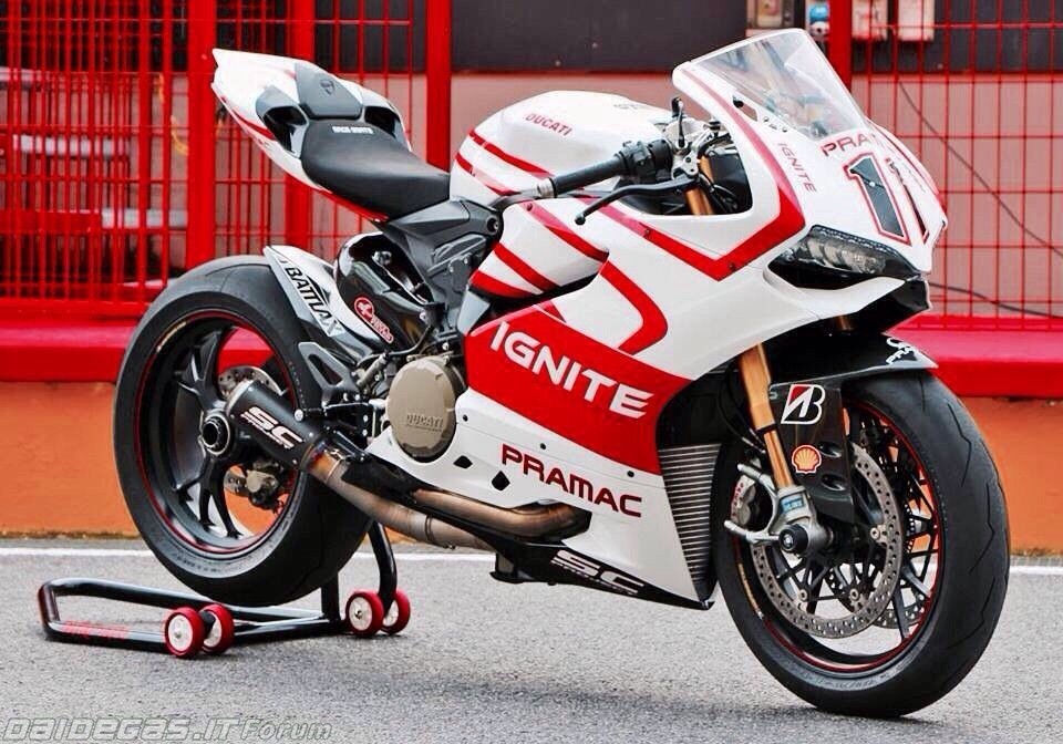 Có thể nói Ducati 1199 Panigale hiện là chiếc môtô được ưa chuộng nhất trong dòng superbike bởi kiểu dáng không chê vào đâu được cùng sự mạnh mẽ của khối động cơ 195 mã lực. Đây cũng là mẫu xe được trang trí nghệ thuật nhiều nhất. Trong ảnh là chiếc Ducati 1199 phong cách Moto GP với dàn áo tương tự đội vệ tinh Pramac Racing với số áo 11 của Ben Spies.