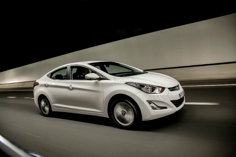 Tuần qua, nhiều mẫu xe mới giá rẻ, tiện nghi trình làng, trong đó Hyundai Elantra 2014. Ở Việt Nam, dòng xe này được phân phối với 4 màu: trắng, bạc, đen, đồng, giá bán bản 1.6 MT là 649 triệu đồng, bản 1.6 AT là 709 triệu đồng và bản 1.8 AT là 769 triệu đồng.