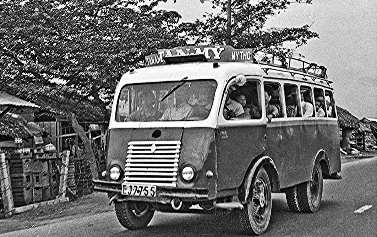 Renault Goelette ra mắt vào năm 1947 tại Pháp với mục đích vận chuyển hàng hóa cho quân đội nước này. Renault Goelette xuất hiện ở miền Nam Việt Nam trong những năm 1960, chủ yếu phục vụ cho việc chở khách và hàng hóa. Ảnh: Renault Goelette chạy tuyến Tân An - Mỹ Tho.