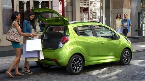 Chevrolet Spark: Dù sở hữu kiểu dáng nhỏ gọn nhưng phiên bản Chevrolet Spark mang lại công nghệ tuyệt vời cho giới mê xe. Có lẽ đây là chiếc xe đầu tiên cho phép động cơ tích hợp với iPhone qua tính năng Siri Eyes Free. Do đó, người lái chỉ cần cắm iPhone vào một cáp USB trong xe, sau đó nhấn phím trên vô lăng và điều khiển tính năng thông minh này.