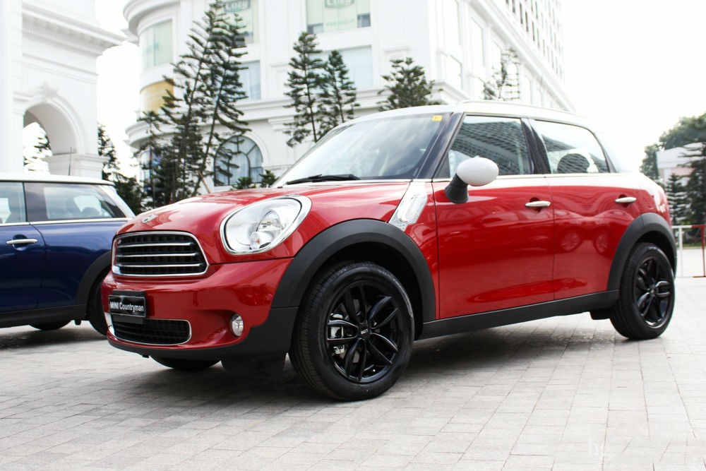 MINI Countryman có kích thước tổng thể dài x rộng x cao tương ứng 4.097 x 1.798 x 1.561 (mm), chiều dài cơ sở của xe đạt 2.596 mm. Kích thước này mang lại khoảng không gian rộng rãi cho cabin xe.