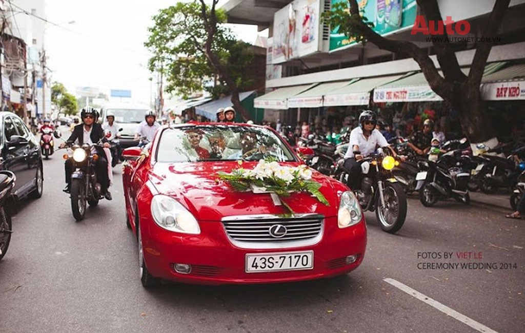 Mới đây, tại Thành phố Đà Nẵng, một đám rước dâu gây chú ý của nhiều người đi đường với một chiếc xe dâu Lexus màu đỏ cùng đoàn hộ tống gồm những chiếc Sidecar và mô tô độ để “rước nàng về dinh”.