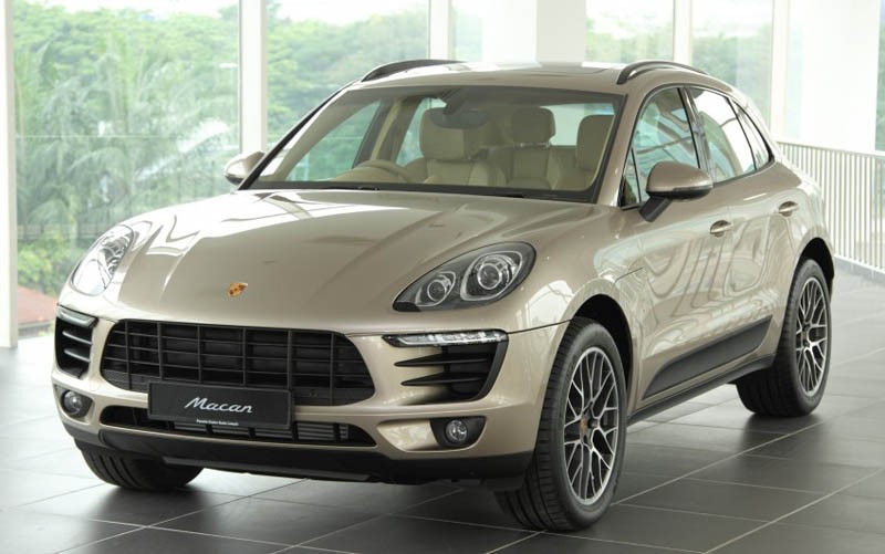 Cuối tuần qua, siêu xe có biệt danh là "tiểu Cayenne" - Porsche Macan đã có buổi ra mắt ấn tượng tại một showroom ở Malaysia. Chiếc xe này sẽ có mặt tại Việt Nam trong thời gian ngắn sắp tới.