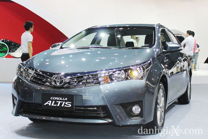 Thế hệ thứ 11 của Toyota Altis có sự thay đổi ngoại hình mạnh mẽ mang đến dáng vẻ trẻ trung, năng động hơn hướng đến các đối tượng khách hàng trẻ tuổi.