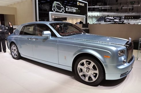 Rolls-Royce Phantom 102EX Electric Car giá 1,6 triệu USD (khoảng 34 tỷ đồng). Đây là mẫu Concept của hãng xe sang Rolls-Royce được trình làng tại triển lãm Geneva Motor Show 2011.