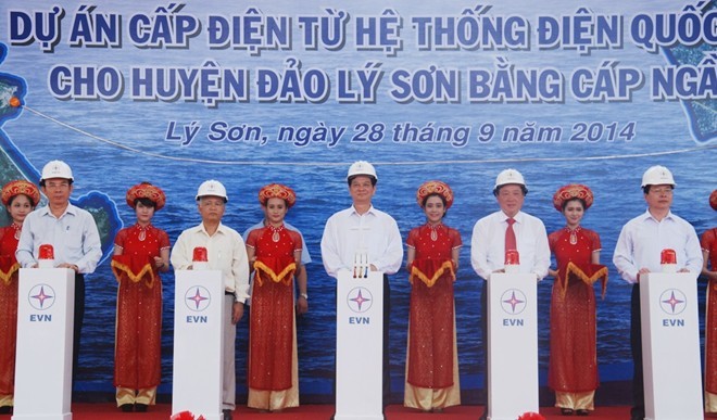 Sáng nay, Thủ tướng Chính phủ Nguyễn Tấn Dũng, Bộ trưởng Công thương, đại diện Tổng Công ty Điện lực Việt Nam, UBND tỉnh Quảng Ngãi và huyện Lý Sơn đã nhấn nút đóng mạng lưới điện quốc gia cho huyện đảo Lý Sơn. Ảnh: Zing News.