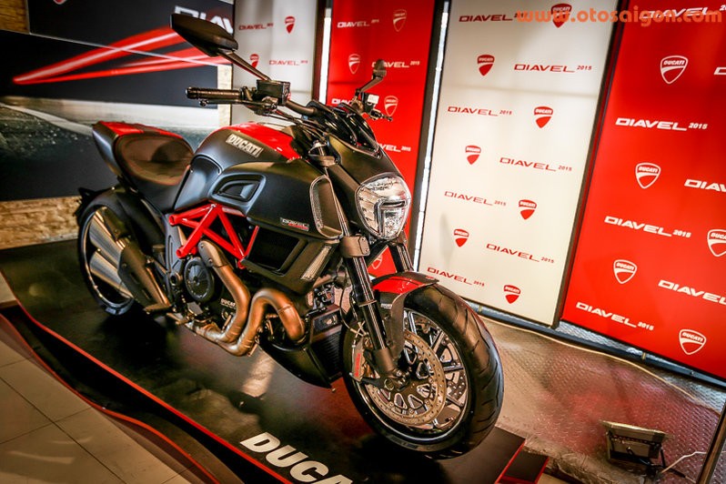 Ducati Diavel 2015 vừa được hãng xe Ý giới thiệu tại thị trường Việt Nam với mức giá dành cho phiên bản tiêu chuẩn là 670 triệu đồng, phiên bản carbon là 794 triệu đồng.