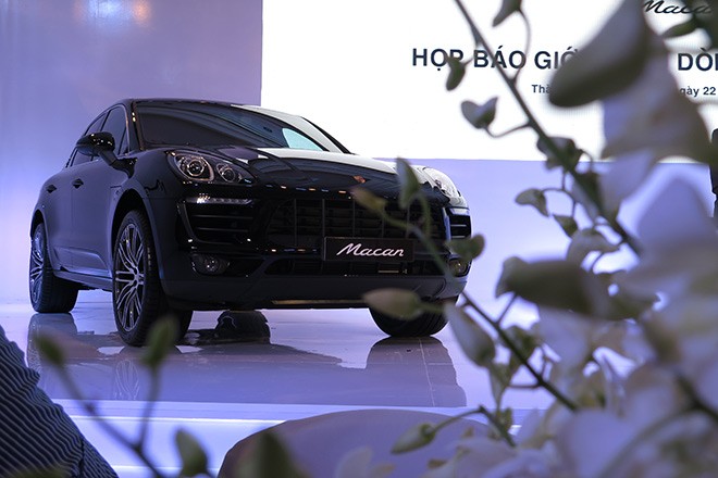 Sau nhiều tháng chờ đợi, ngày 22/10 mẫu SUV ăn khách Porsche Macan 2014 mới chính thức ra mắt tại Việt với giá bán khởi điểm từ 2,69 tỷ đồng.