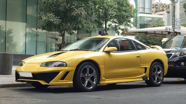 Nguyên bản chiếc xe là mẫu Mitsubishi Eclipse đã được chủ nhân nâng niu và độ thêm nhiều chi tiết mới.