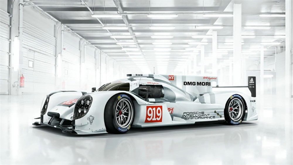 Porsche 919 Hybrid. Xe được ra mắt đầu tiên tại triển lãm xe hơi Geneva 2013. Mẫu xe này là sự phối hợp tuyệt vời của công nghệ tiên tiến nhất từ hệ thống động cơ Hybrid, khung gầm, hệ thống phục hồi năng lượng, hộp số, hệ thống điều khiển đến thiết kế tối ưu khí động học.