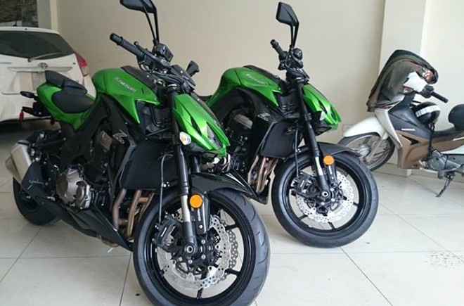 Trình làng cách đây 2 tháng, phiên bản mới của Kawasaki Z1000 đã có mặt tại TP HCM. Mẫu xe này được một cơ sở kinh doanh mô tô phân khối lớn tại đây nhập về để đáp ứng nhu cầu của khách hàng. Các thế hệ trước của mẫu siêu mô tô này đều rất được ưa chuộng tại thị trường Việt.