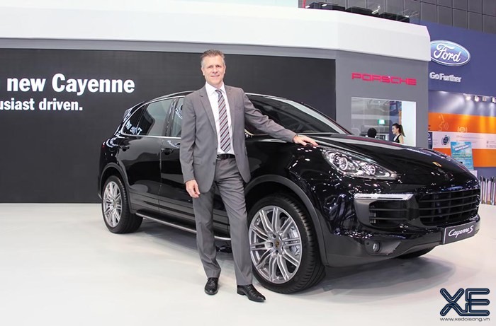 Có thể nói Porsche Cayenne mới (bản facelift) ra mắt tại Việt Nam lần này là rất sớm, vì hãng mới công bố chính thức vào cuối tháng 7/2014, ra mắt toàn cầu tại triển lãm Paris Motor Show hồi đầu tháng 10/2014.