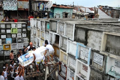 Vùng đất được nhắc tới chính là " nghĩa trang phía Bắc" tại ngoại ô thủ đô Manila, Philippines. Nó được xây dựng vào những năm đầu thế kỷ 19, và là một trong những nơi an táng người chết lớn nhất quốc gia với diện tích lên đến 54 ha.