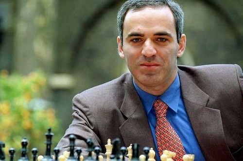 Garry Kasparov là kiện tướng cờ vua người Nga, là một trong 10  người có trí thông minh nhất thế giới với chỉ số IQ 190. Garry Kasparov đã làm toàn thế giới phải ngạc nhiên khi ông chơi một trận hòa với máy tính có thể tính toán ba triệu vị trí mỗi giây vào năm 2003. Ở tuổi 22, ông trở thành nhà vô địch thế giới trẻ nhất bằng cách đánh bại nhà vô địch Anatoly Karpov.