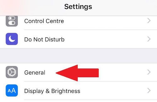Ngoài cách thông báo tin nhắn, cuộc gọi bằng cách rung và âm thanh, iPhone còn hỗ trợ thông báo bằng cách bật đèn flash nhấp nháy. Để kích hoạt  iPhone nháy đèn flash, bạn thực hiện theo các bước sau. Đầu tiên, vào Settings &gt; chọn General.