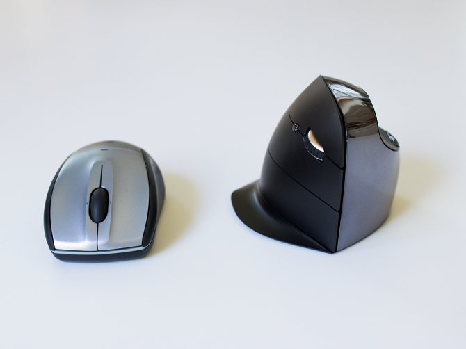 Theo Business Insider,  chuột máy tính Vertical Mouse C được thiết kế bởi công ty Evoluent với hình dáng vô cùng "kỳ dị". Thay vì nằm ngang như truyền thống, thiết bị này lại có hình dáng thẳng đứng lạ thường.