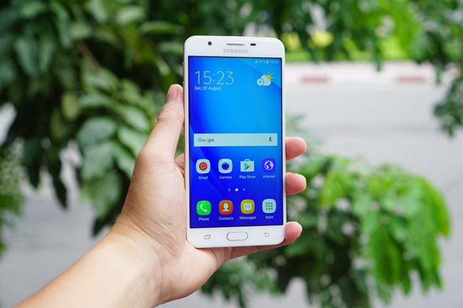 Samsung vừa chính thức ra mắt tại thị trường Việt Nam mẫu điện thoại thông minh  Galaxy J7 Prime thế hệ tiếp theo. Đây là phiên bản tầm trung với thiết kế đẹp và cấu hình ổn định.