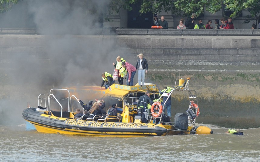 Chiếc tàu du lịch của công ty London Duck Tours bốc cháy, khi chở du khách trên sông Thames gần khu vực giữa cầu Lambeth và Cung điện Westminster ở London.