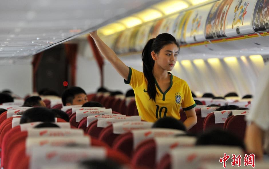 Trong dịp lễ bóng đá lớn nhất thế giới diễn ra tại Brazil, hãng hàng không Lucky Air ở tỉnh Vân Nam của Trung Quốc giới thiệu dịch bay đặc biệt mang chủ để World Cup.