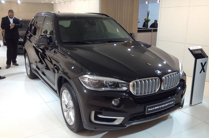 BMW X5 Security Plus là phiên bản chống đạn của dòng xe SUV gia đình của BMW. Nhà sản xuất của Đức cho biết, mẫu xe này có thể chống được đạn AK-47.