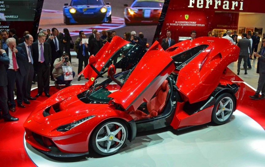  LaFerrari (1,6 triệu USD): Đây là một trong những siêu xe mạnh mẽ nhất của Ferrari. Ưu điểm nổi bật của mẫu xe này là tiết kiệm 40% nhiên liệu so với các mẫu trước đó. Ngoài động cơ V12 6.3L và một động cơ điện, LaFerrari còn được trang bị hệ thống dự trữ năng lượng động lực.