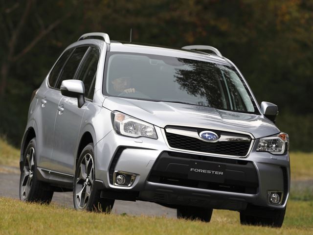 Subaru Forester: Mẫu xe này được thiết kế với nhiều tính năng phù hợp với người có chiều cao hạn chế như cửa sổ rộng, tư thế ngồi lái cực kỳ thoải mái, cửa lên xuống dễ dàng và hàng ghế sau rộng rãi. Phiên bản 2015 được trang bị động cơ xăng tiêu chuẩn 4 xi-lanh dung tích 2.5 lít.