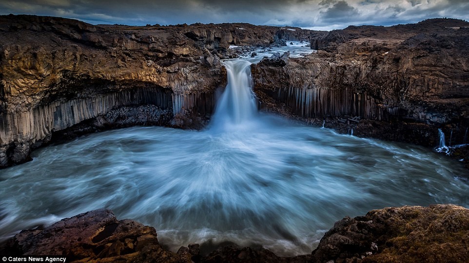 Một trong những  phong cảnh đẹp sửng sốt ở Iceland là thác Godafoss thu hút khoảng một triệu lượt du khách tới thăm hàng năm.