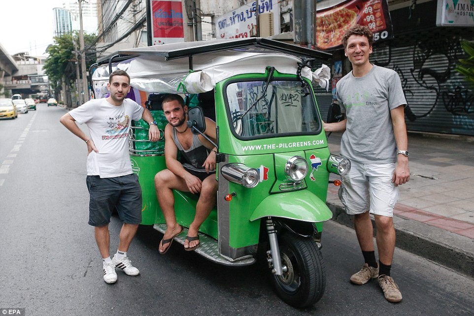 Remy Fernandes-Dandre, Ludwig Merz (Pháp) và Karen Koulakian (Đức) sẽ đi  xe tuk tuk chạy điện mặt trời trong hành trình từ Thái Lan tới Pháp.