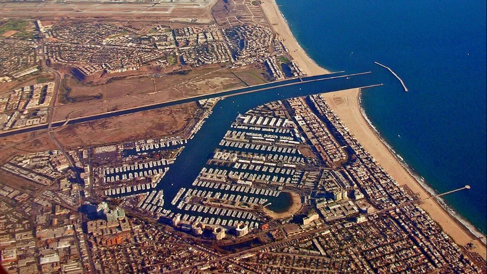 Nằm ở bang California của Mỹ, Marina del Rey là bến du thuyền lớn nhất thế giới với khả năng chứa 6.500 du thuyền cùng lúc, lập  kỷ lục gây sốc.