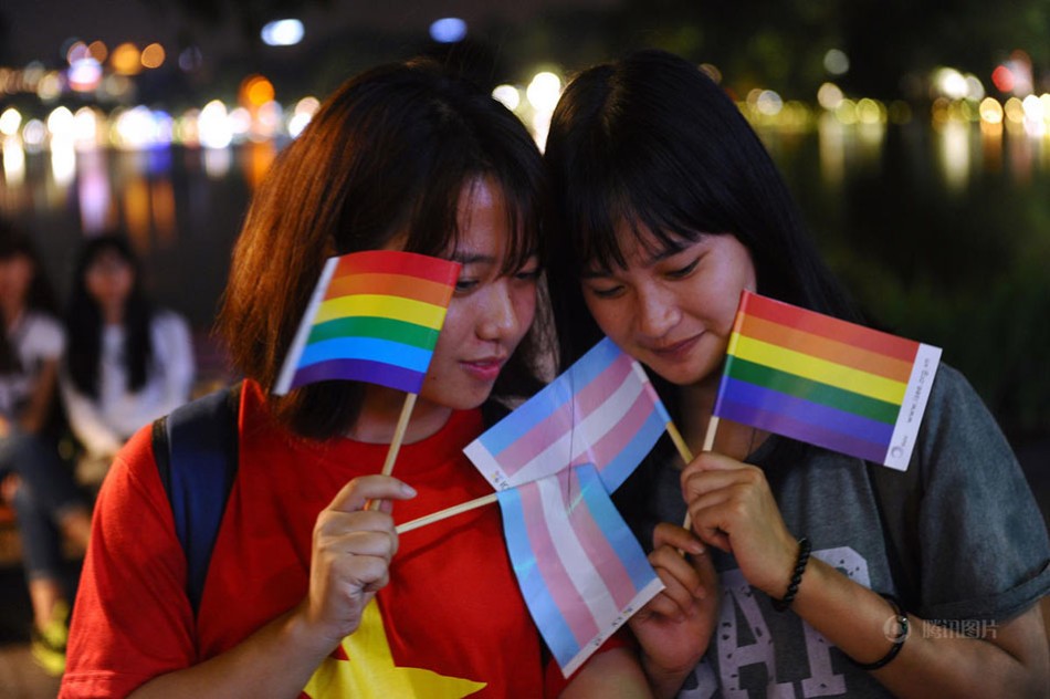 Ngày 24/11 là ngày vui của  cộng đồng LGBT, những người chuyển giới ở Việt Nam khi Quốc hội chính thức thông qua các quy chế về chuyển giới ở Việt Nam. Ngay trong buổi chiều, tối cùng ngày các bạn trẻ đồng tính, người chuyển giới Hà Nội, TP HCM và các thành phố lớn đã xuống đường để ăn mừng sự kiện này. Trang Sina nổi tiếng của Trung Quốc cũng quan tâm tới sự kiện và đưa bài phản ánh. Ảnh: Hai bạn trẻ xuống đường ở Hà Nội để ăn mừng sự kiện chuyển đổi giới tính được hợp pháp hóa ở Việt Nam.