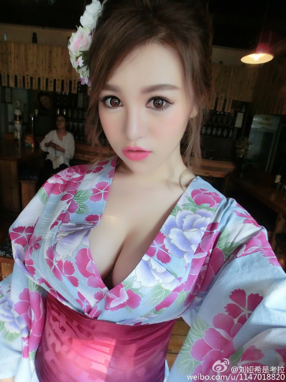  Nữ sinh 9X Liu Yaxi khoe vòng một rực lửa trong trang phục kimono đầy khiêu khích.