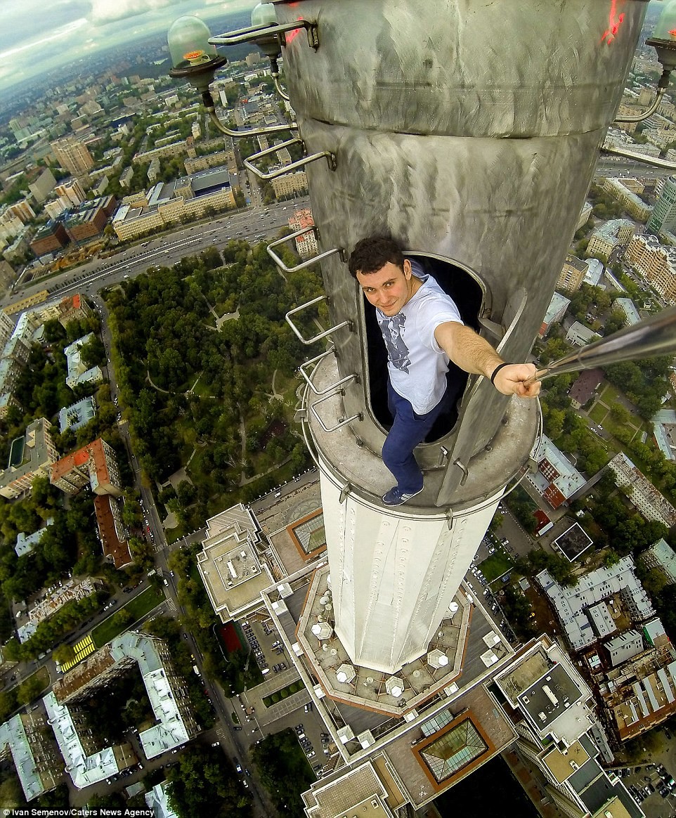 Ivan Semenov, 23 tuổi, đã cùng một số người bạn trèo lên những tòa nhà cao nhất tại thành phố Moscow để  tìm cảm giác lạ trước khi ghi lại dấu ấn của họ từ trên cao.