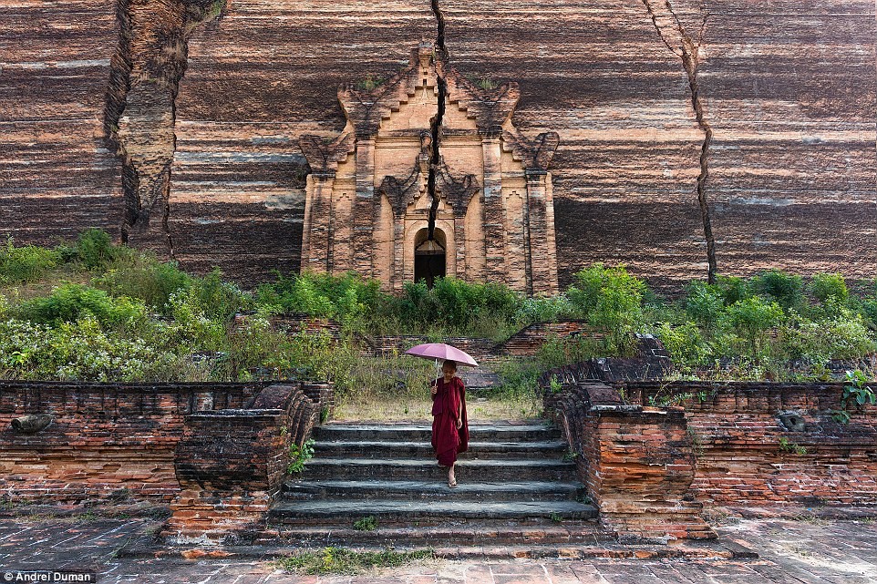 Ngôi đền Mingun bằng gạch nổi tiếng nhất ở  đất nước Myanmar, với những vết nứt sau nhiều cơn động đất hàng trăm năm trước, nhưng vẫn đứng vững, thách thức thời gian.