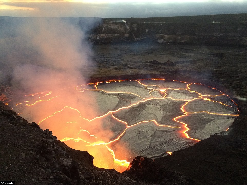  Hồ dung nham trong miệng núi lửa Kilauea tại quần đảo Hawaii đã dân cao trong vài ngày gần đây, đạt mức cao nhất trong vòng 42 năm qua. Đá nóng chạy bị cuộn và bắn lên từ hồ dung nham nóng đó.