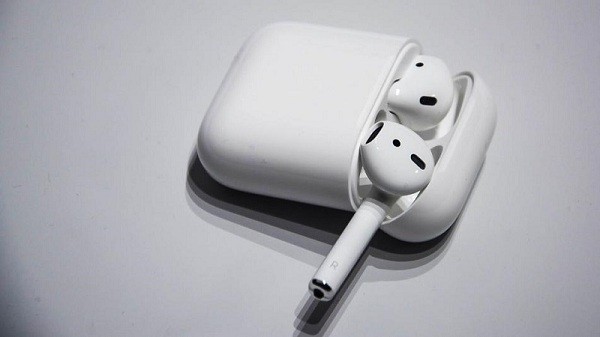 Thời điểm chiếc Airpods Pro sắp ra mắt, đã từng có nhiều nguồn tin cho rằng tai nghe này sẽ có đến 8 phiên bản màu khác nhau phù hợp với loạt máy đa dạng. Dù vậy, thực tế AirPods Pro tiếp tục được Apple trình làng chỉ có bản màu trắng khiến nhiều người dùng thất vọng.