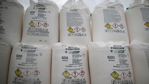 Ammonium nitrate (Amoni Nitrat) còn được gọi là NH4-NO3 là chất hóa học được dùng trong sản xuất phân bón nông nghiệp và trong sản xuất thuốc nổ. Amoni Nitrat có thể tạo thành một hỗn hợp nổ cực mạnh khi kết hợp với nhiên liệu như hydro, dầu diesel hoặc khi dầu hỏa, và thực tế hóa chất này đã từng gây nên  5 vụ nổ thảm khốc trên thế giới.