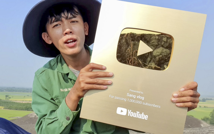 Cái tên Sang Vlog vốn từ lâu đã nổi tiếng và được cộng đồng mạng cũng như fan hâm mộ "ưu ái" đặt cho biệt danh  Youtuber nghèo nhất Việt Nam. Không chiêu trò, không cầu kỳ, Sang Vlog nổi lên như một YouTuber ẩm thực với video giản dị cùng các món ăn vùng thôn quê dân dã.