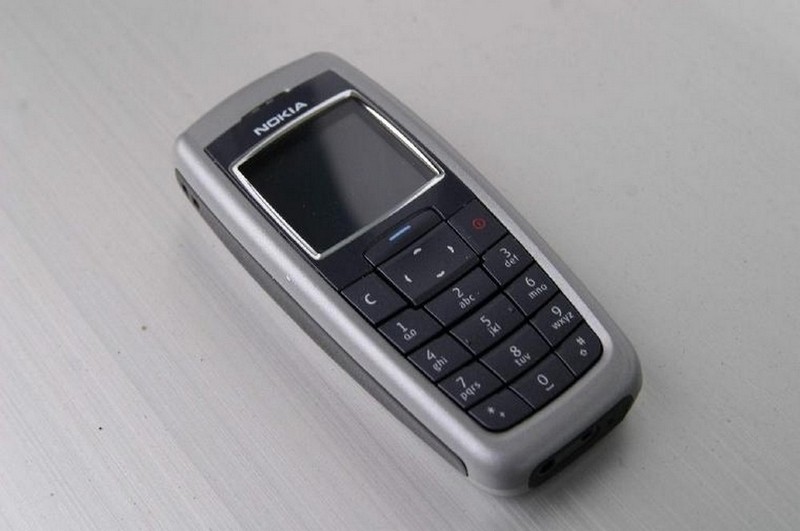 Trong số 10 chiếc điện thoại bán chạy nhất thời đại thì Nokia đã chiếm tới 7 sản phẩm, và Nokia 2600 là một trong số đó. Mặc dù không có kết nối camera hay Bluetooth nhưng cục gạch này vẫn thu hút người dùng một cách kỳ lạ.