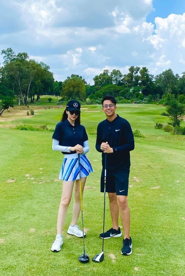 Kể từ sau khi hẹn hò cùng CEO điển trai Matt Liu mê chơi golf, Hoa hậu Hương Giang cũng đã bắt đầu làm quen với bộ môn này. Chưa bàn về khả năng chơi golf, nhưng thời trang trên sân cỏ của nàng hậu này cũng đủ nhận về vô số lời khen của người hâm mộ.