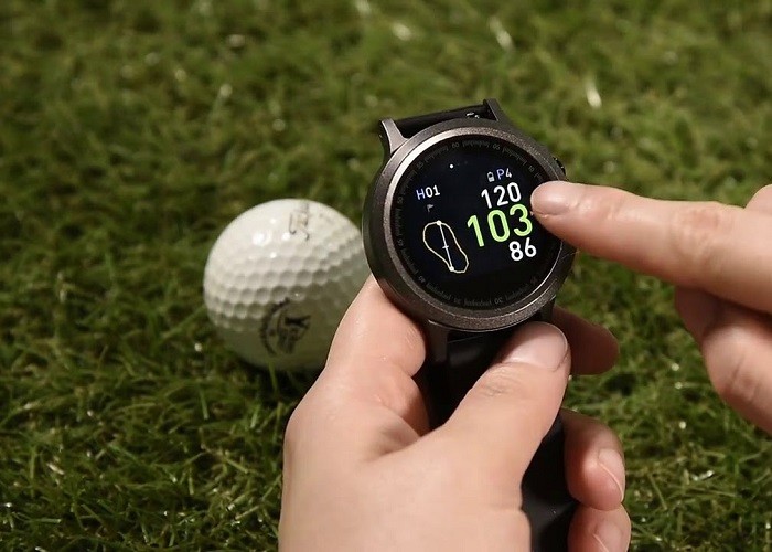 Vài năm trở lại đây các ông lớn công nghệ còn lấn sân sang cả môn golf, với các smartwatch chuyên hỗ trợ môn thể thao quý tộc. Không chỉ mang thiết kế lịch lãm đồng hồ chơi golf chuyên dụng còn sở hữu công nghệ tối tân hơn so với smartwatch fitness thông thường.