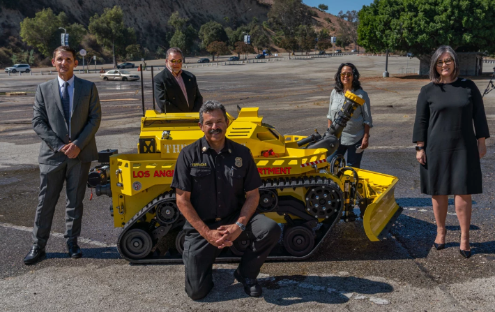 Sở cứu hỏa Los Angeles, Mỹ vừa chào đón một thành viên mới – một chú  robot chữa cháy có tên Thermite RS3.