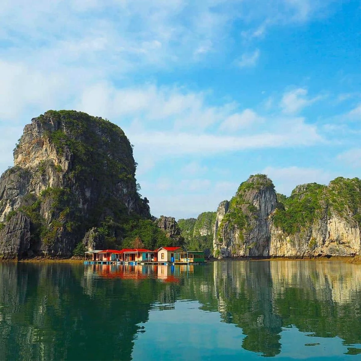 Với quá trình kiến tạo địa chất hàng trăm triệu năm, làng chài Vung Viêng nằm giữa vịnh Hạ Long, Quảng Ninh, là điểm du lịch độc đáo bậc nhất Việt Nam.