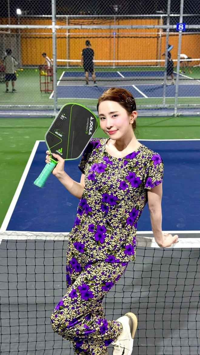 Mới đây, Quỳnh Nga bất ngờ gây bão mạng với hình ảnh thả dáng trên sân pickleball cùng bộ outfit "bà thím" với hoa tím mộng mơ mà makeup look cực "thắm".