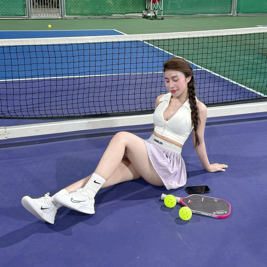 Dù chỉ mới du nhập vào Việt Nam 1 thời gian không lâu, tuy nhiên Pickleball đang là bộ môn làm mưa làm gió thu hút rất nhiều người tham gia. Không ít các "chị đẹp" đu trend ra sân, check-in sôi nổi trên mạng xã hội. Nhiều người cho rằng người tập bộ môn này với tinh thần thể thao thì ít, mà làm màu thì nhiều.