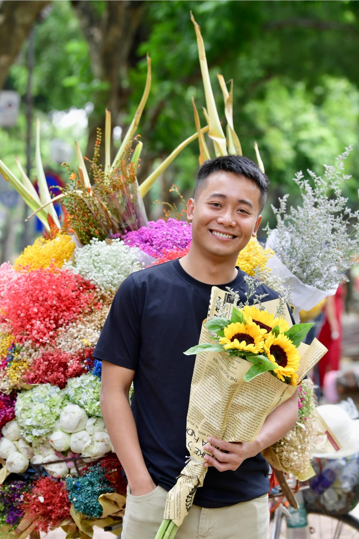 Trên trang cá nhân, Quang Linh đăng tải tấm hình chụp cùng xe hoa với dòng trạng thái chào thu khiến nhiều người chú ý. Nụ cười tỏa nắng chân thành của chàng trai người Nghệ An khiến nhiều cô gái "đổ gục", tranh nhau nhận chồng: "Ôi cười tươi thế này thì đúng chồng em đây rồi", "anh thì chào thu còn em thì chào chồng nha", "lấy vợ thôi Linh ơi, em sẵn sàng làm cô dâu rồi".