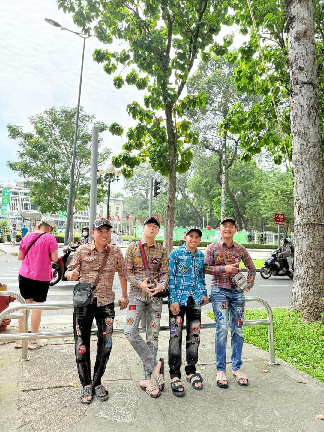 Mới đây trên trang cá nhân, Quang Linh vừa đăng tải loạt khoảnh khắc anh cùng hội team châu Phi và những người bạn diện đồ "boy phố" khiến nhiều người cười lên cười xuống vì quá hài hước.