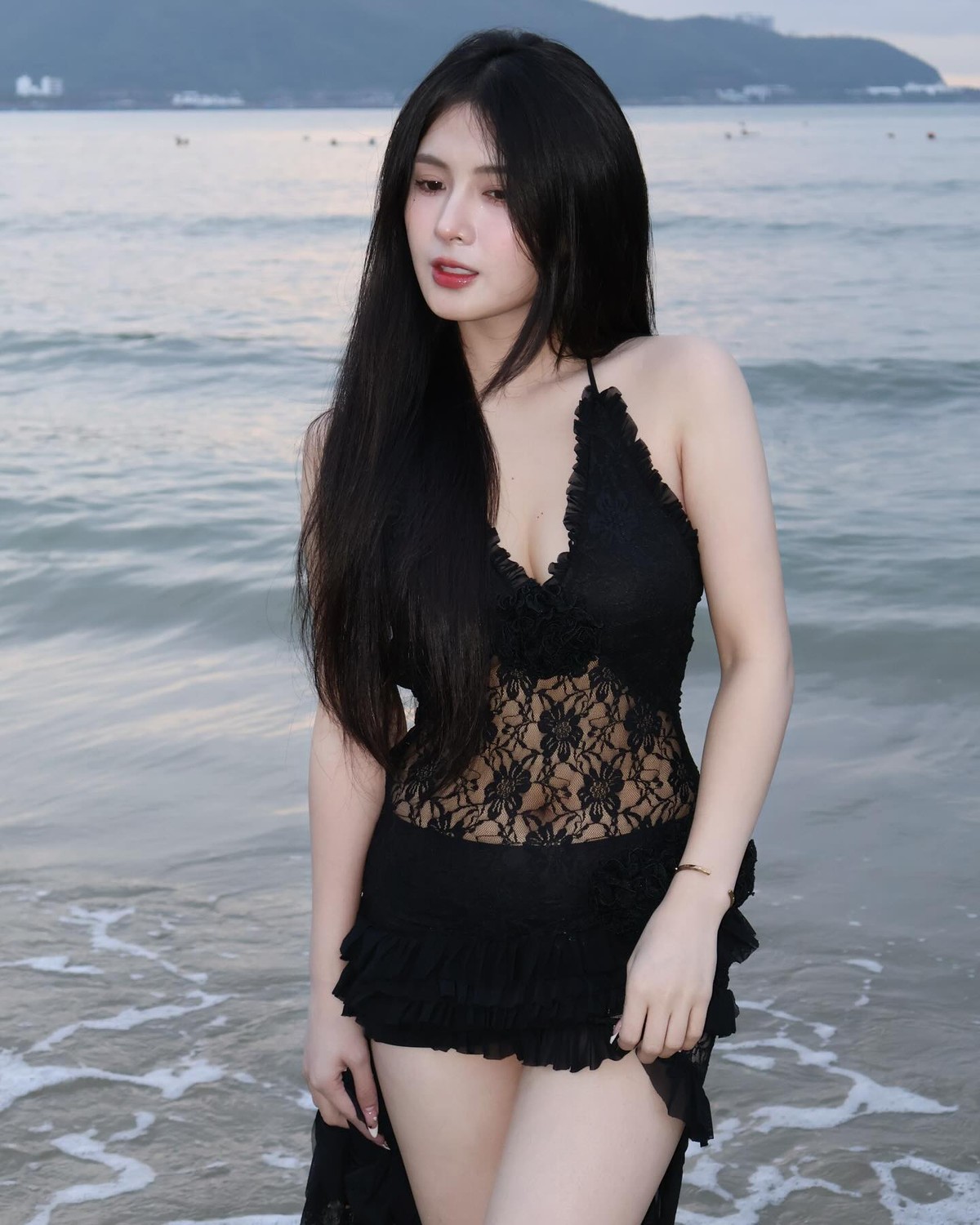 Hot girl TikTok Quỳnh Alee (SN 2001, tên thật là Bùi Thị Quỳnh, Thanh Hóa) được biết đến là một TikToker và streamer có tiếng. Cô nàng theo đuổi phong cách nữ tính, gợi cảm.